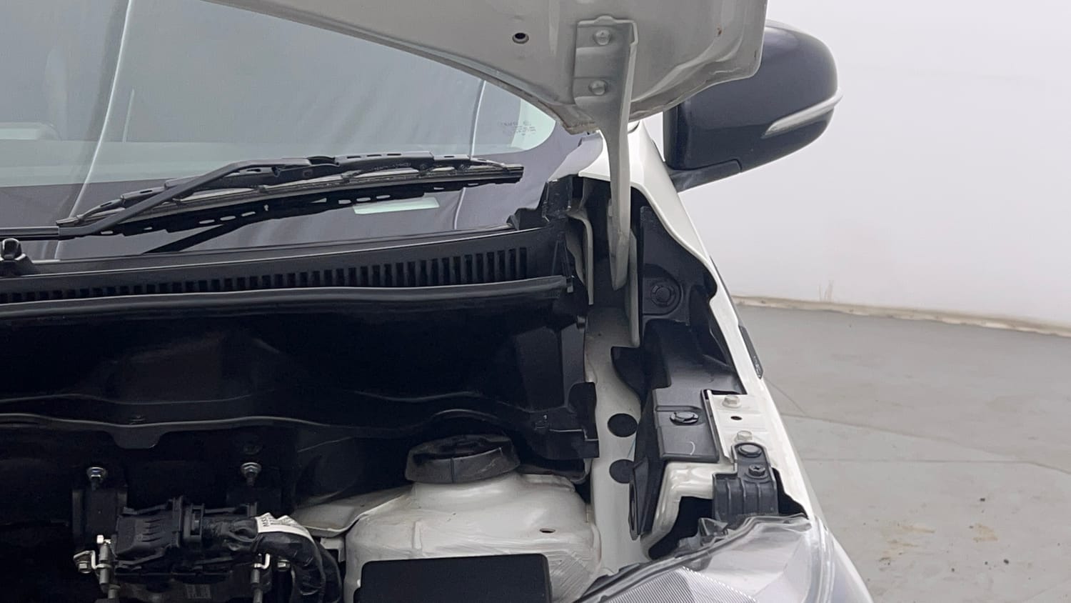 Used 2021 Maruti Suzuki XL6 Zeta MT Petrol Petrol Manual engine ENGINE LEFT SIDE HINGE & APRON VIEW
