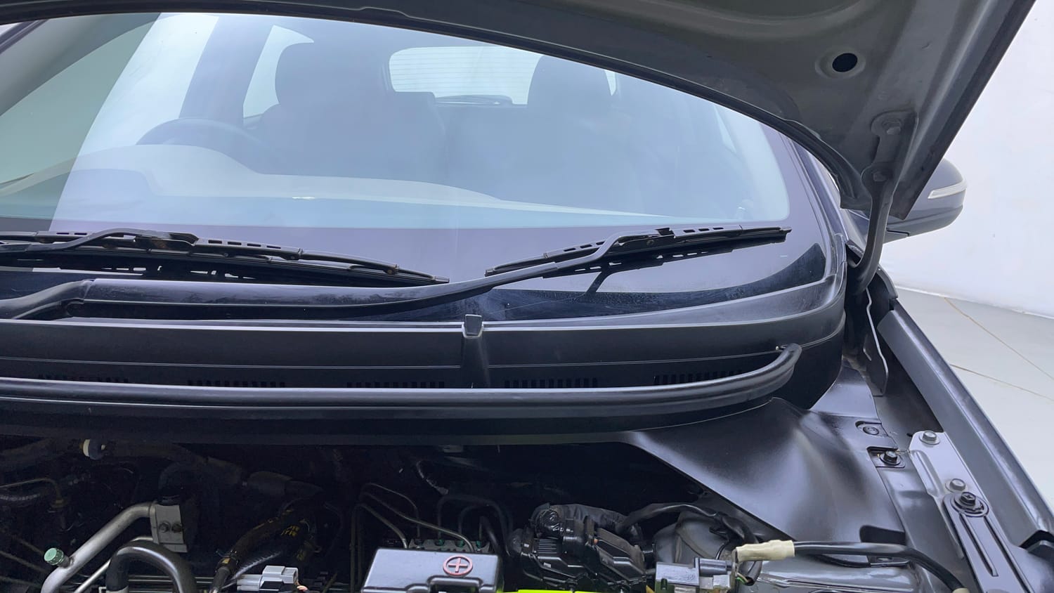 Used 2015 Hyundai Elite i20 Asta 1.2 Petrol Manual engine ENGINE LEFT SIDE HINGE & APRON VIEW