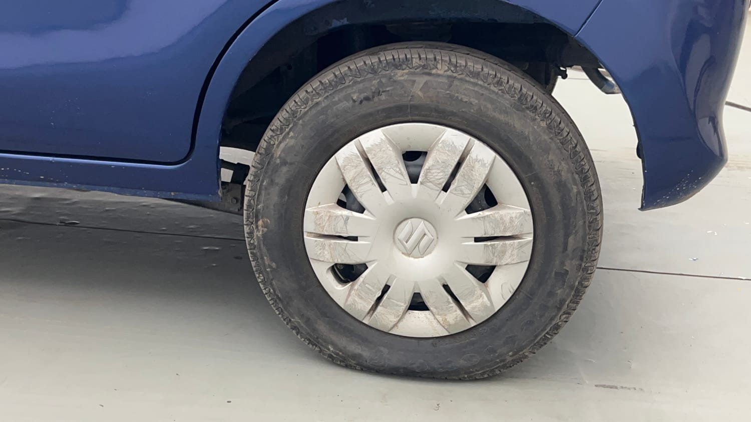 Used 2014 Maruti Suzuki Alto 800 Lxi Petrol Manual tyres LEFT REAR TYRE RIM VIEW