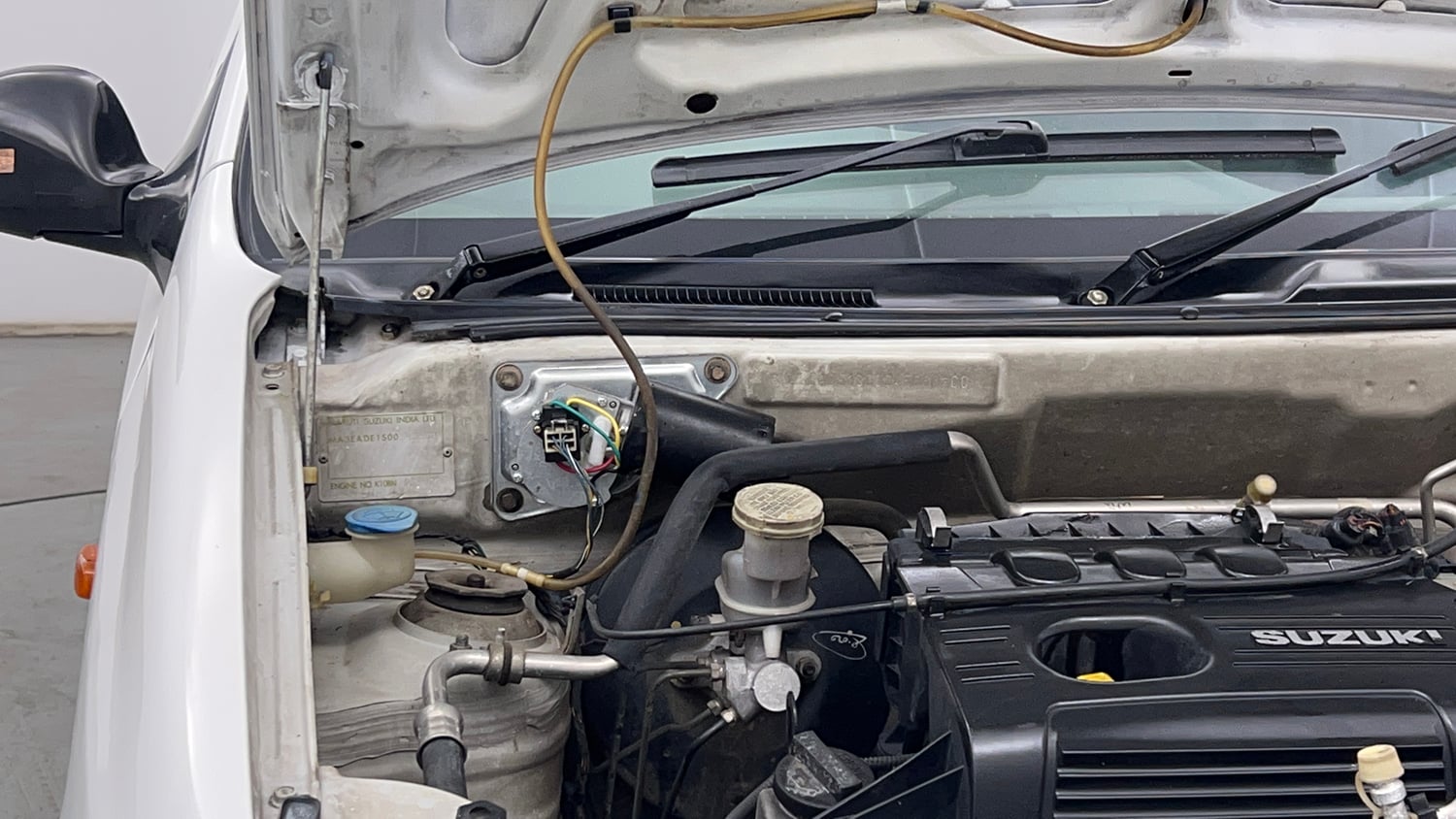 Used 2012 Maruti Suzuki Alto K10 VXi Petrol Manual engine ENGINE RIGHT SIDE HINGE & APRON VIEW