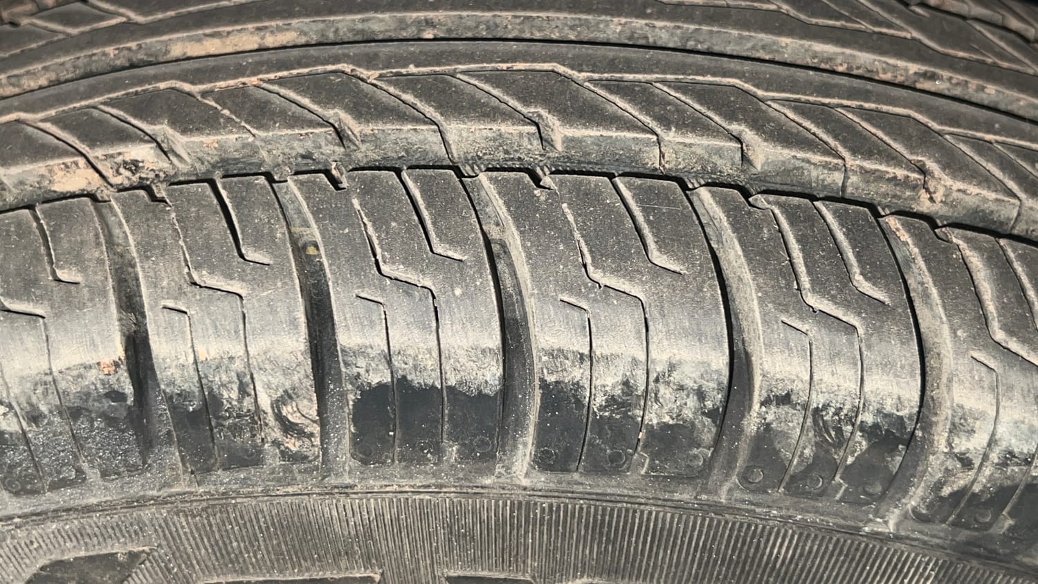 Used 2014 Maruti Suzuki Alto 800 Lxi Petrol Manual tyres LEFT FRONT TYRE TREAD VIEW