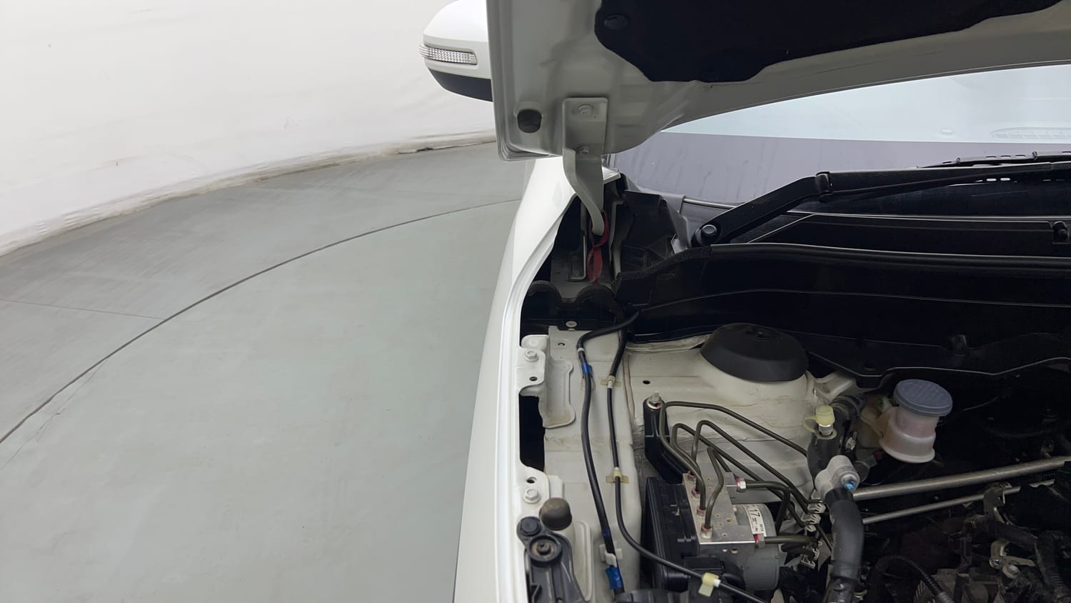 Used 2023 Maruti Suzuki Brezza VXi Petrol Manual engine ENGINE RIGHT SIDE HINGE & APRON VIEW