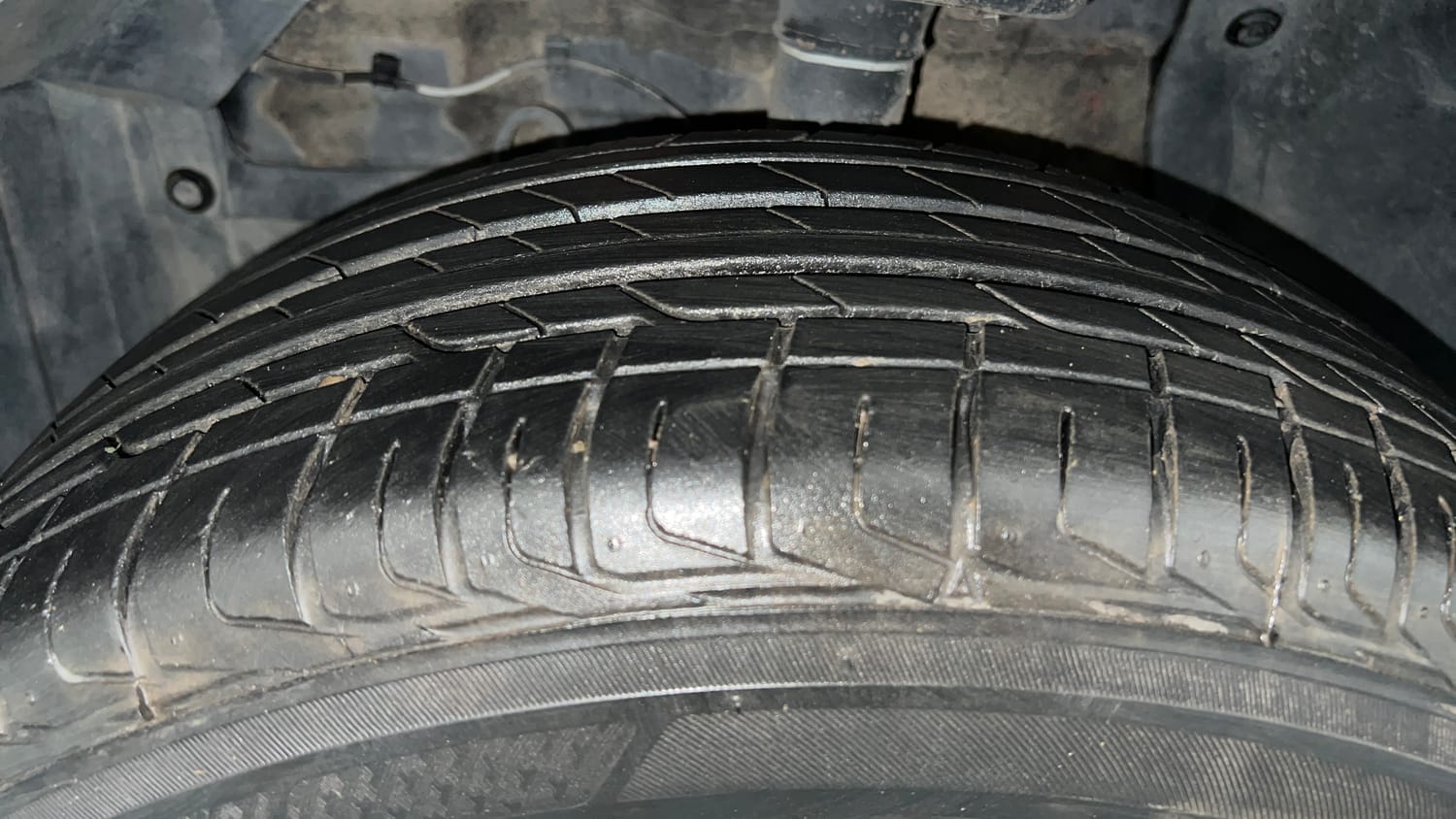 Used 2021 Maruti Suzuki Vitara Brezza [2020-2022] ZXI Plus Dual Tone Petrol Manual tyres LEFT FRONT TYRE TREAD VIEW