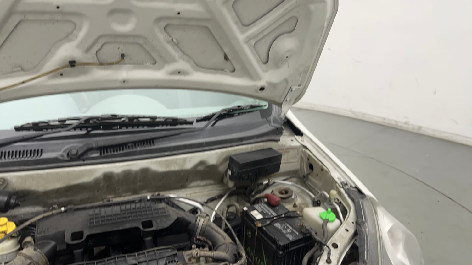 Used 2014 Maruti Suzuki Alto 800 Lxi Petrol Manual engine ENGINE LEFT SIDE HINGE & APRON VIEW