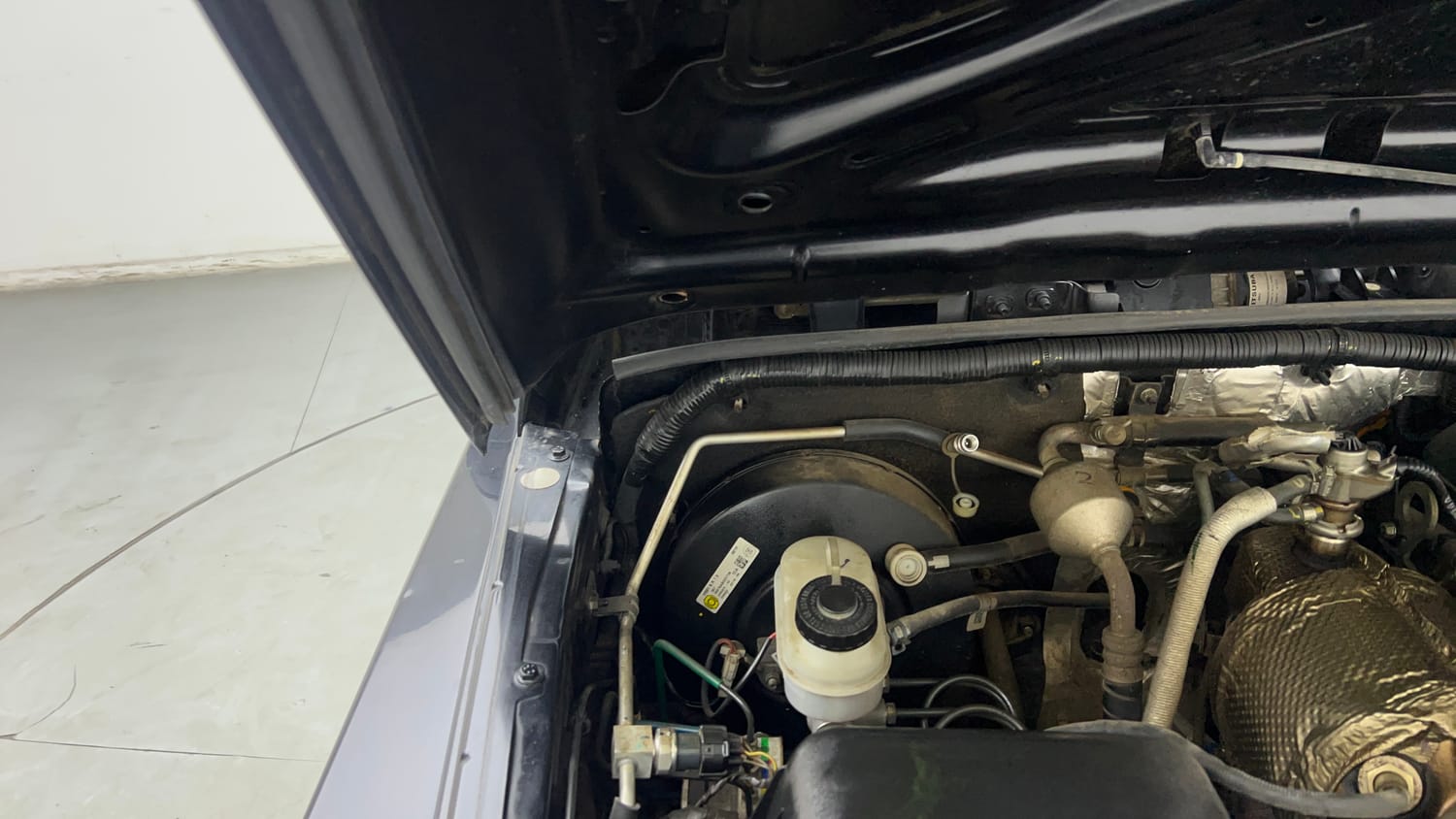 Used 2023 mahindra Thar LX Hard Top Diesel MT 4WD Diesel Manual engine ENGINE RIGHT SIDE HINGE & APRON VIEW