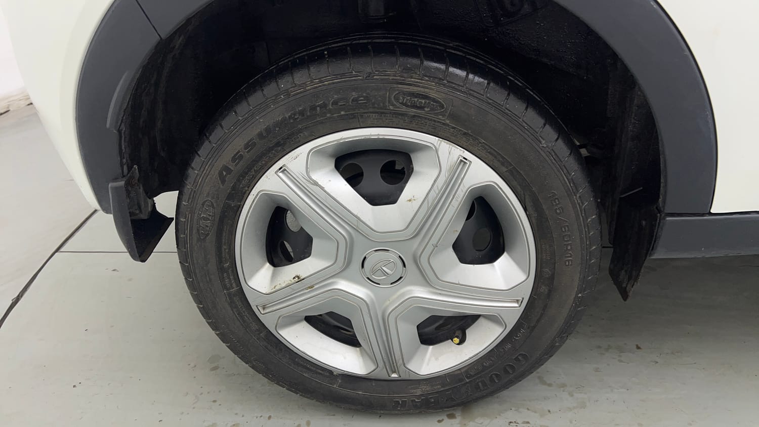 Used 2019 Tata Nexon XM Petrol Manual tyres RIGHT REAR TYRE RIM VIEW
