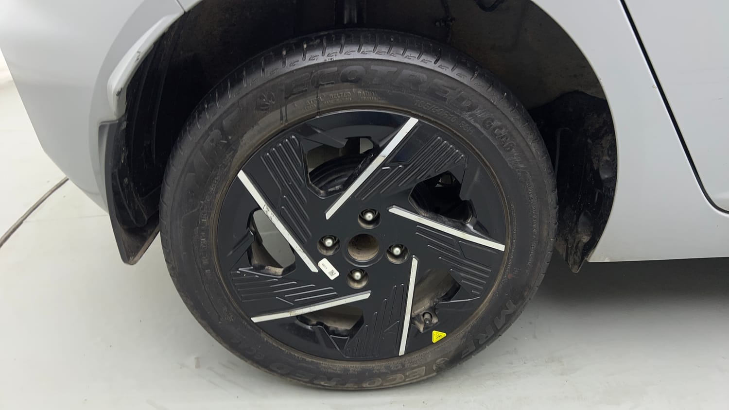Used 2025 Tata Altroz Accomplished Plus S Petrol 6DCT Petrol Automatic tyres RIGHT REAR TYRE RIM VIEW