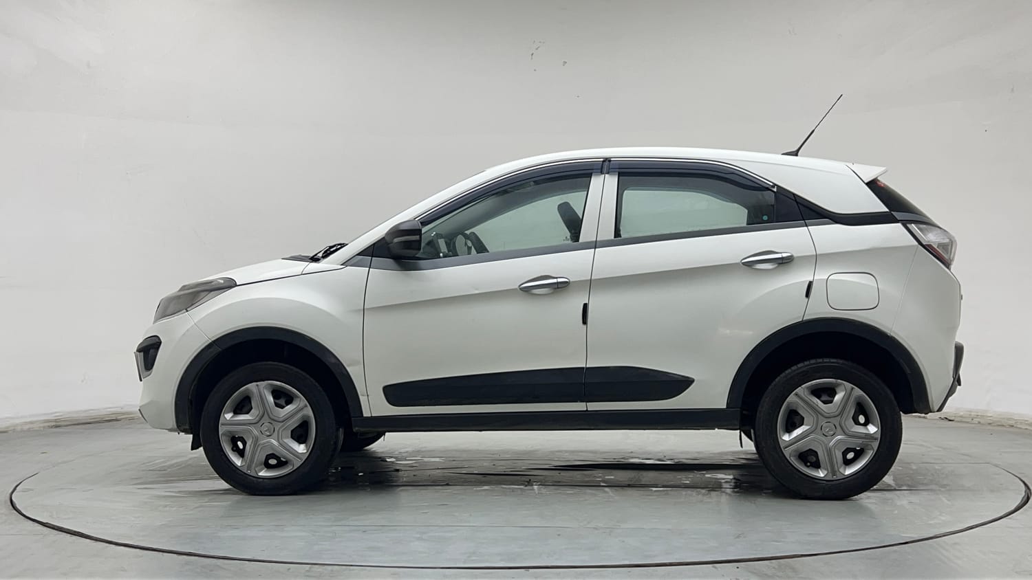 Used 2019 Tata Nexon XM Petrol Manual exterior LEFT SIDE VIEW