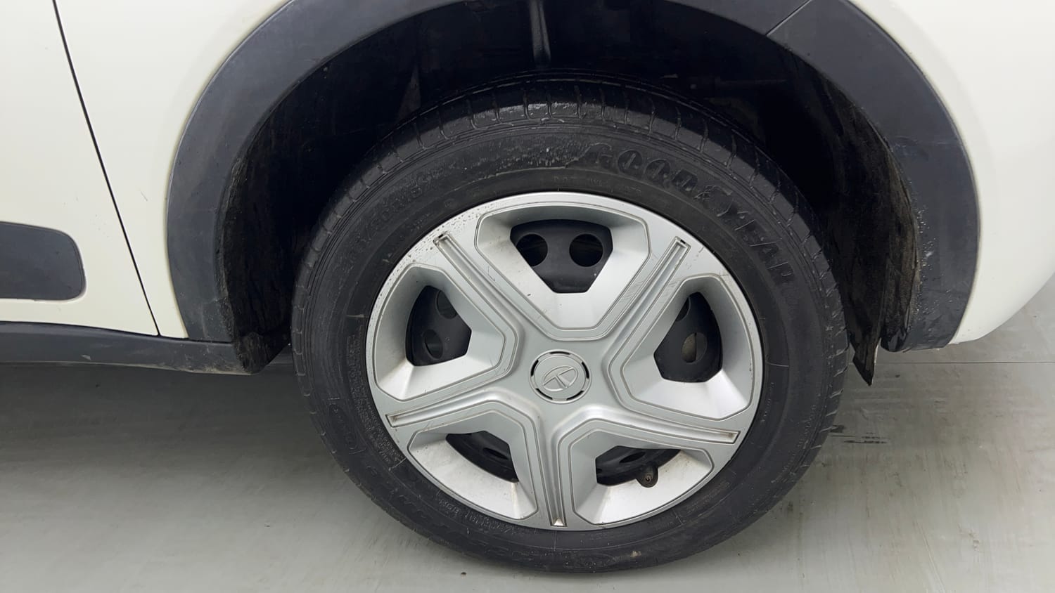 Used 2019 Tata Nexon XM Petrol Manual tyres RIGHT FRONT TYRE RIM VIEW