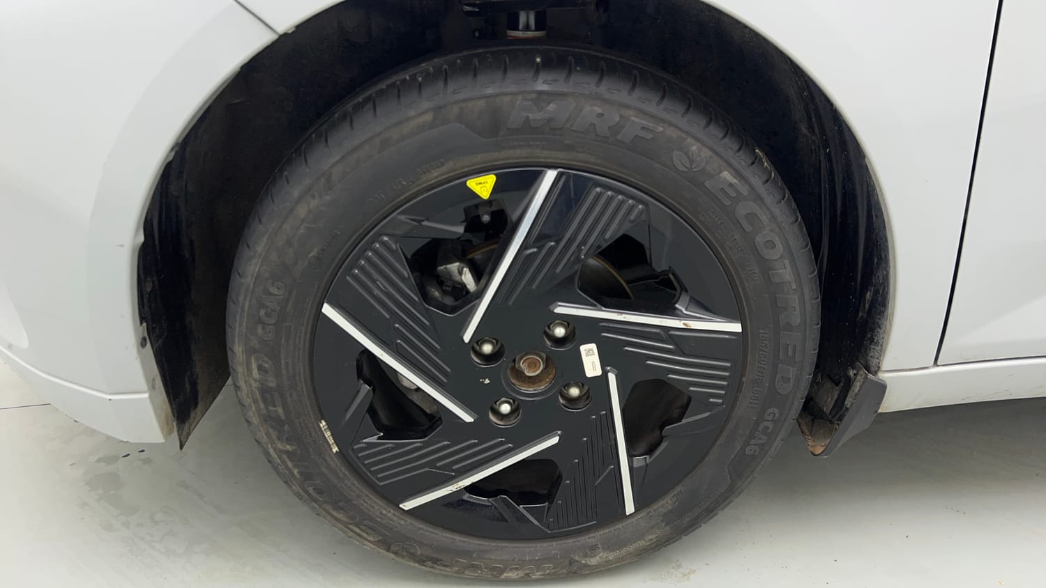 Used 2025 Tata Altroz Accomplished Plus S Petrol 6DCT Petrol Automatic tyres LEFT FRONT TYRE RIM VIEW