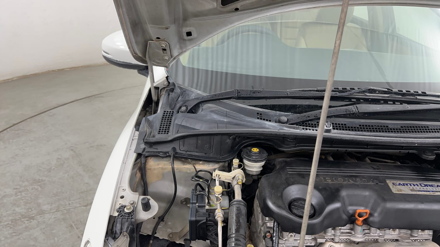 Used 2016 Honda City VX Diesel Diesel Manual engine ENGINE RIGHT SIDE HINGE & APRON VIEW