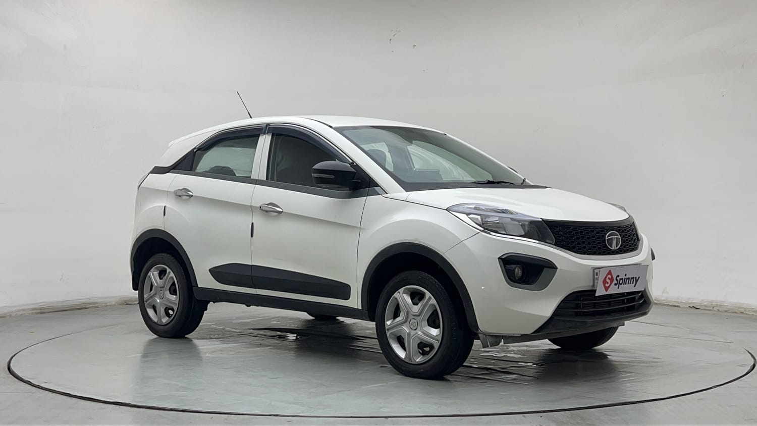 Used 2019 Tata Nexon XM Petrol Manual exterior RIGHT FRONT CORNER VIEW