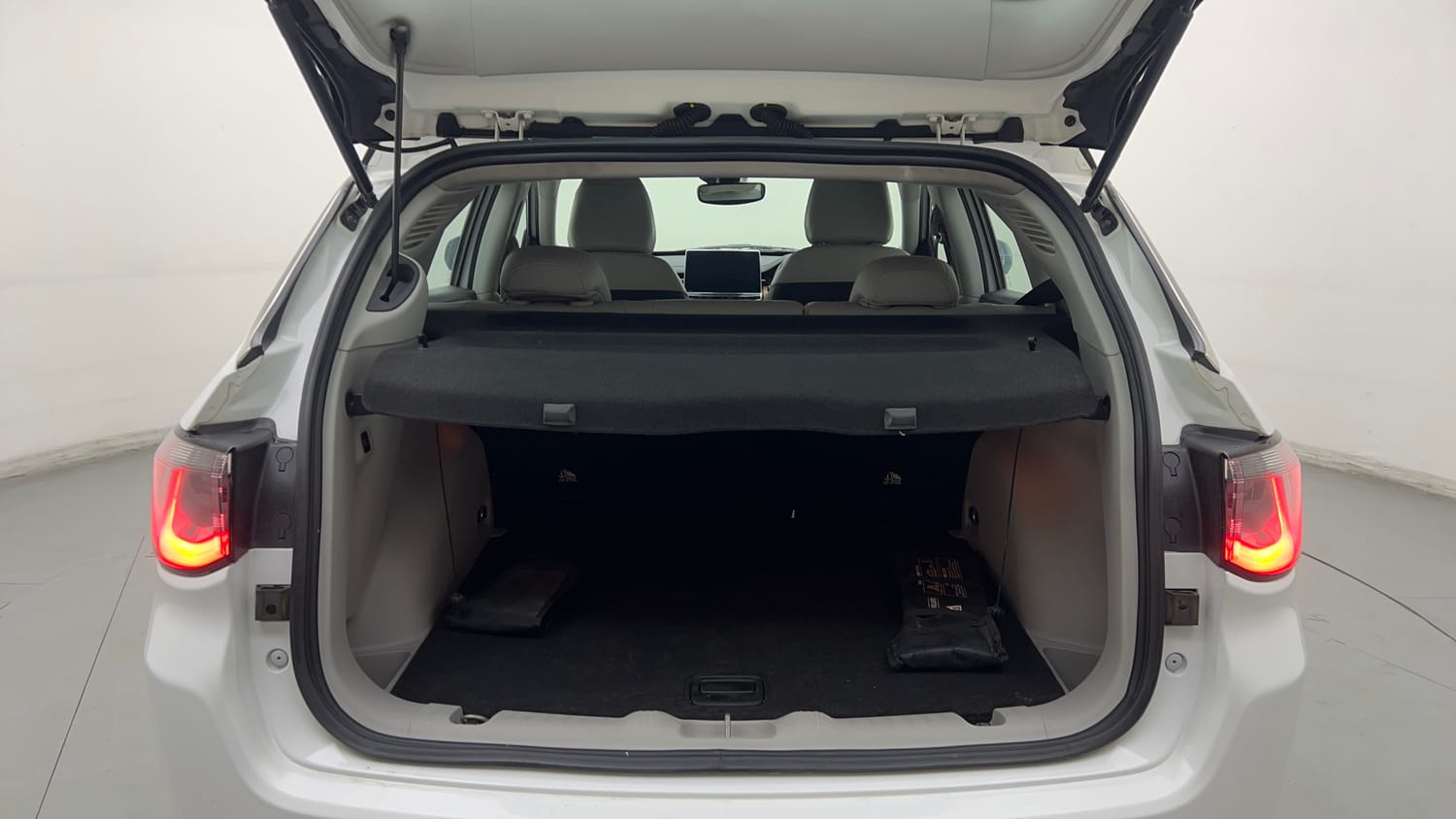 Used 2021 Jeep Compass Limited (O) 2.0 Diesel Diesel Manual interior DICKY INSIDE VIEW