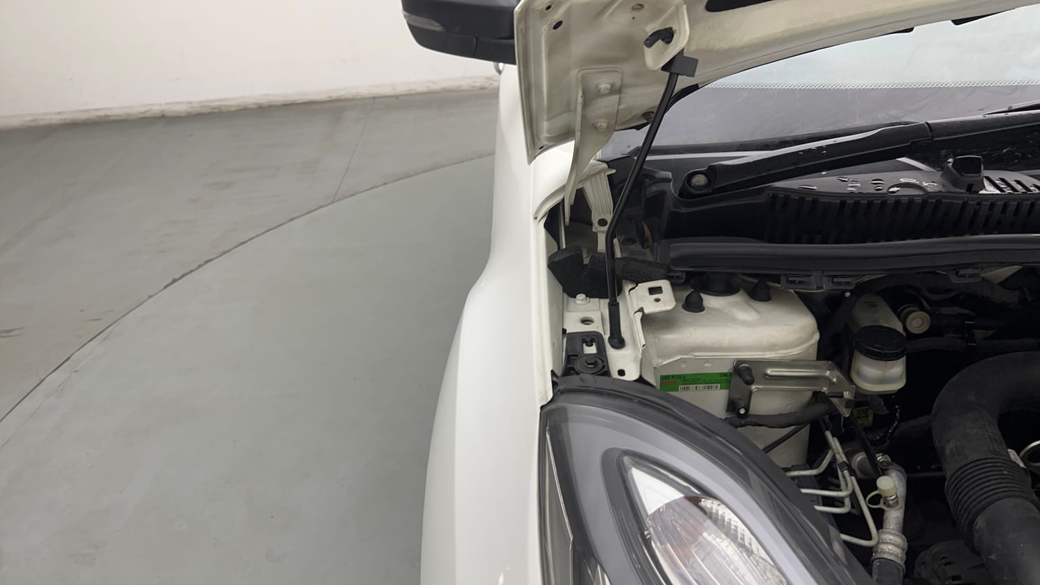 Used 2019 Tata Nexon XM Petrol Manual engine ENGINE RIGHT SIDE HINGE & APRON VIEW