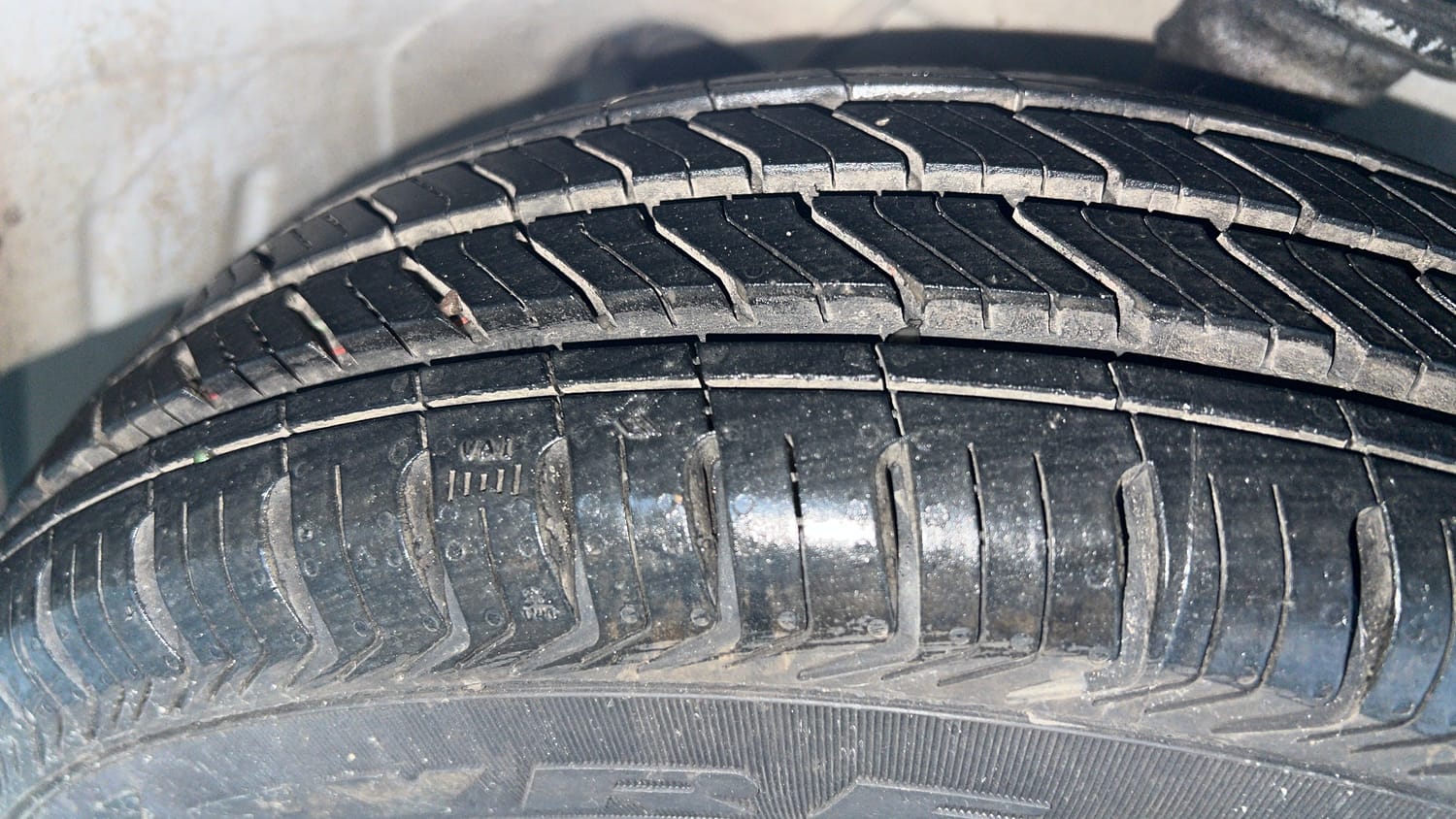 Used 2014 Maruti Suzuki Alto 800 Lxi Petrol Manual tyres RIGHT FRONT TYRE TREAD VIEW