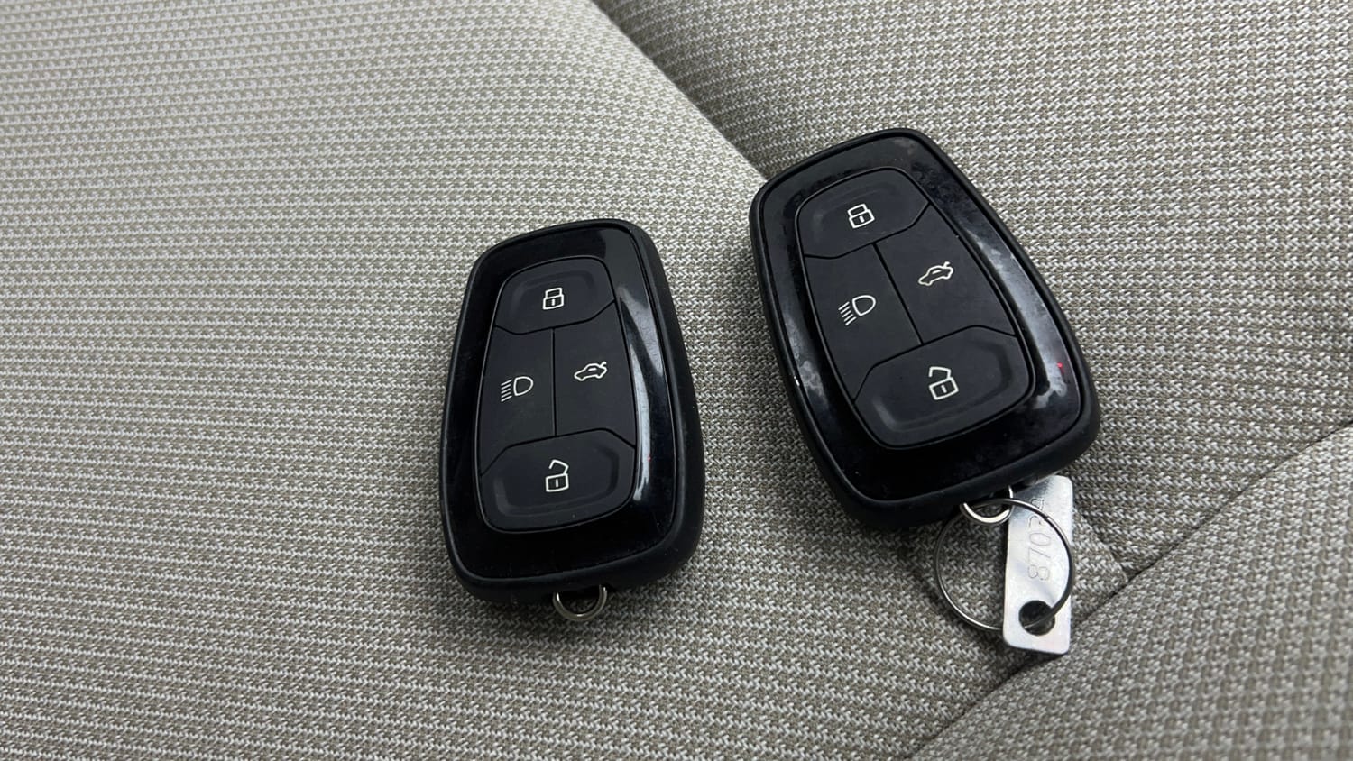 Used 2025 Tata Altroz Accomplished Plus S Petrol 6DCT Petrol Automatic extra CAR KEY VIEW