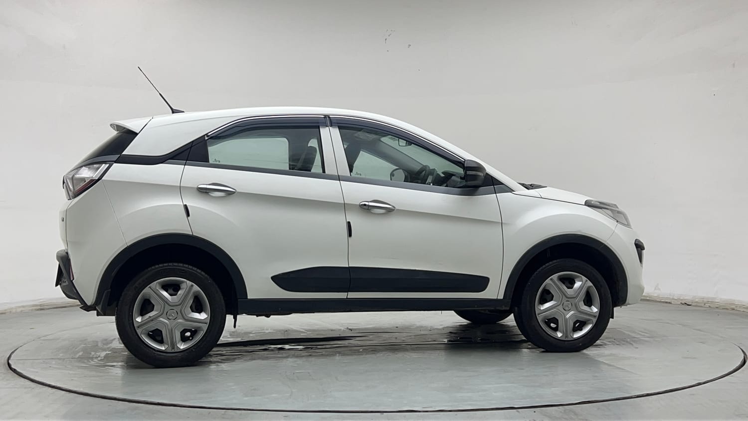 Used 2019 Tata Nexon XM Petrol Manual exterior RIGHT SIDE VIEW