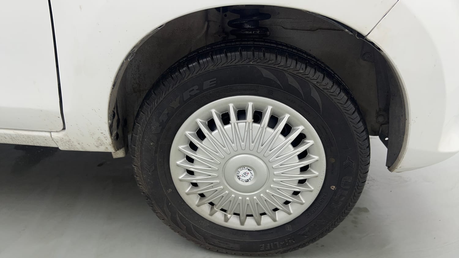Used 2014 Maruti Suzuki Alto 800 Lxi Petrol Manual tyres RIGHT FRONT TYRE RIM VIEW