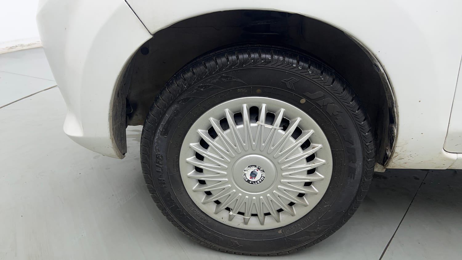 Used 2014 Maruti Suzuki Alto 800 Lxi Petrol Manual tyres LEFT FRONT TYRE RIM VIEW