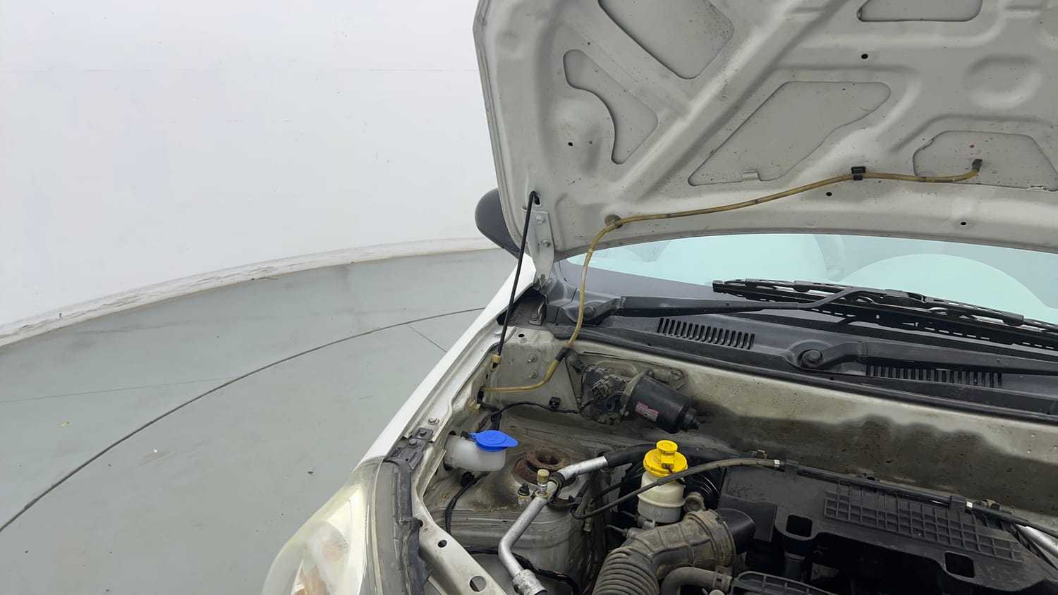 Used 2014 Maruti Suzuki Alto 800 Lxi Petrol Manual engine ENGINE RIGHT SIDE HINGE & APRON VIEW