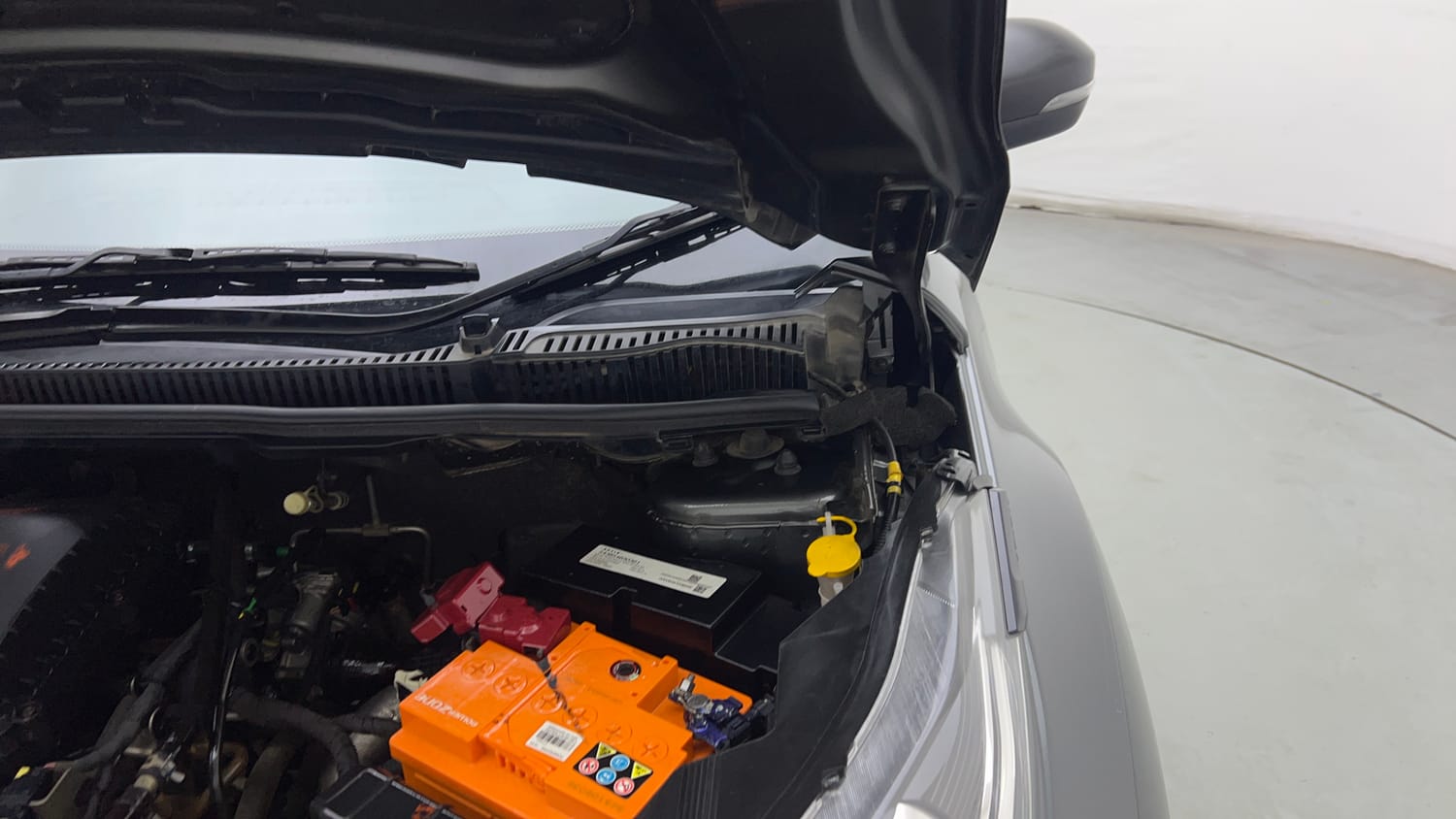 Used 2022 Tata Nexon XM (S) Petrol Manual engine ENGINE LEFT SIDE HINGE & APRON VIEW