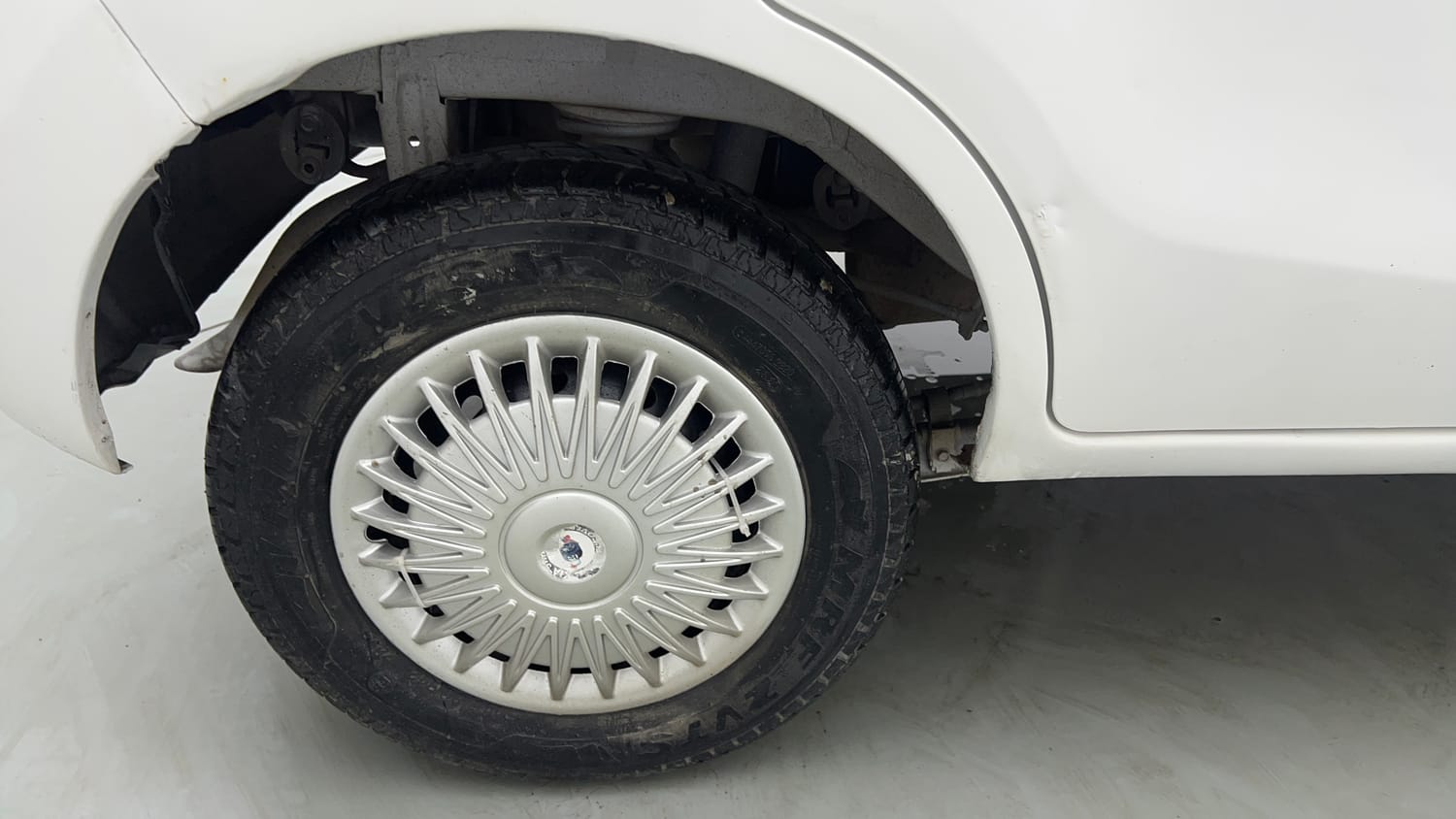 Used 2014 Maruti Suzuki Alto 800 Lxi Petrol Manual tyres RIGHT REAR TYRE RIM VIEW