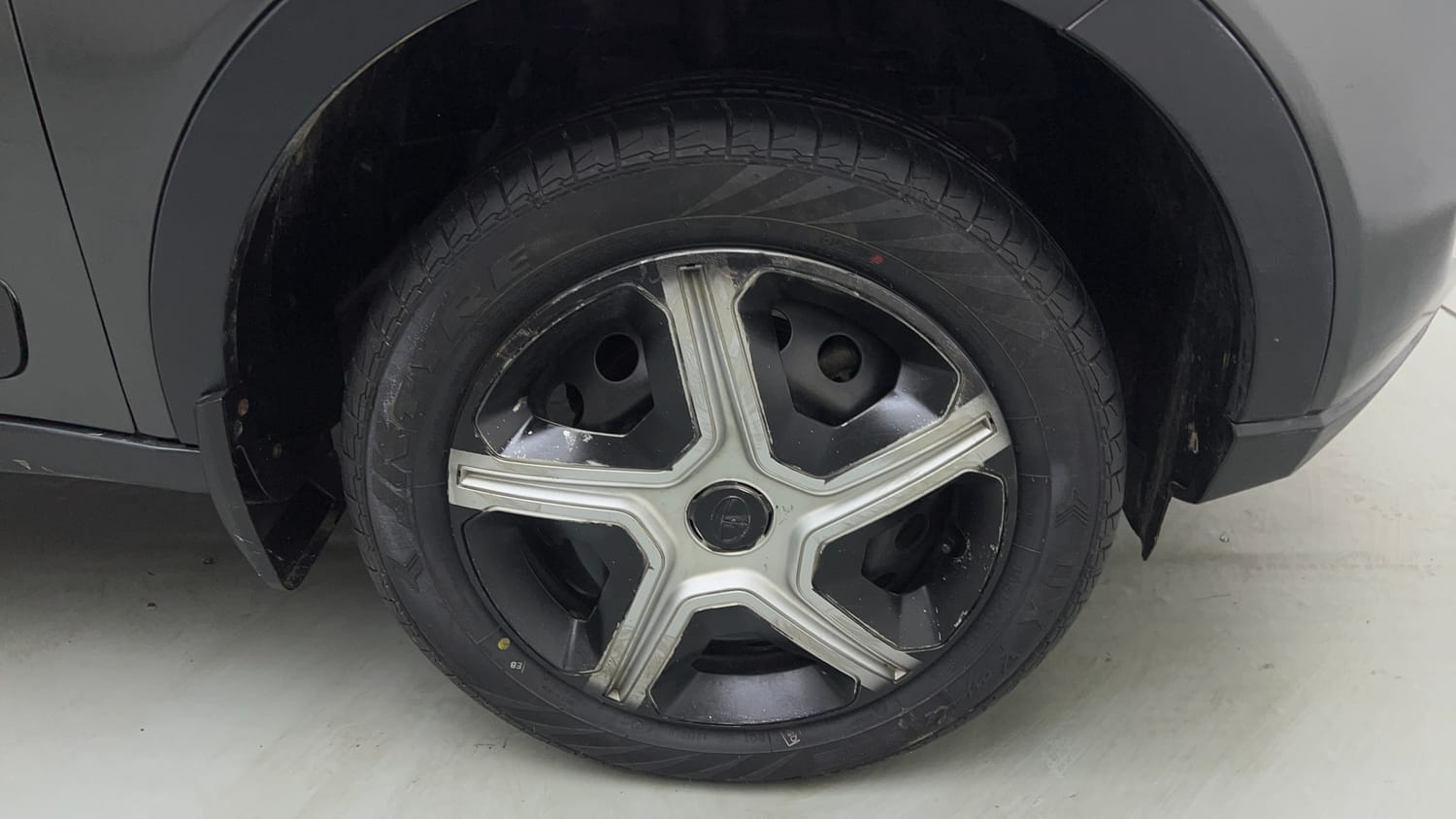 Used 2022 Tata Nexon XM (S) Petrol Manual tyres RIGHT FRONT TYRE RIM VIEW