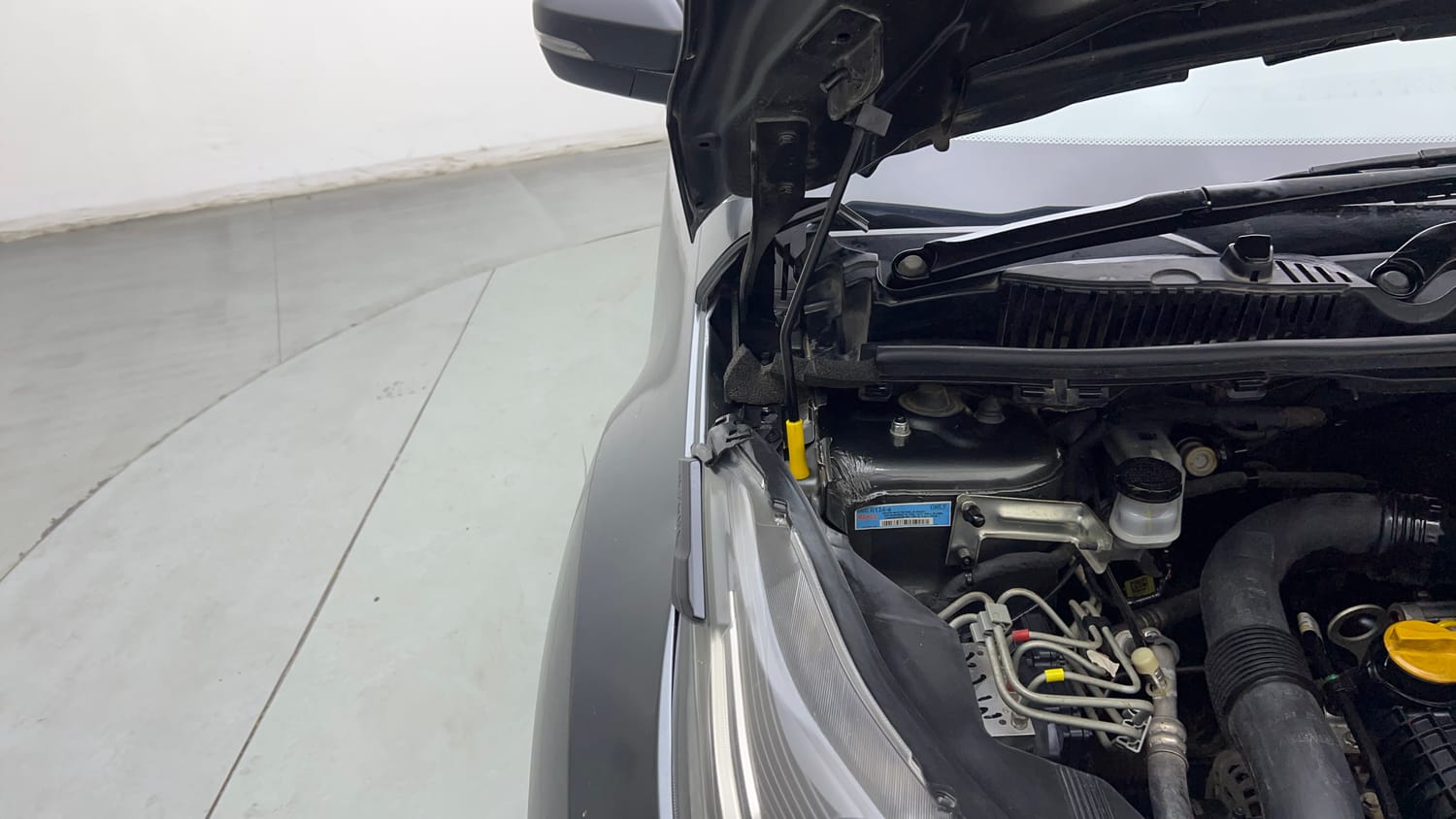 Used 2022 Tata Nexon XM (S) Petrol Manual engine ENGINE RIGHT SIDE HINGE & APRON VIEW