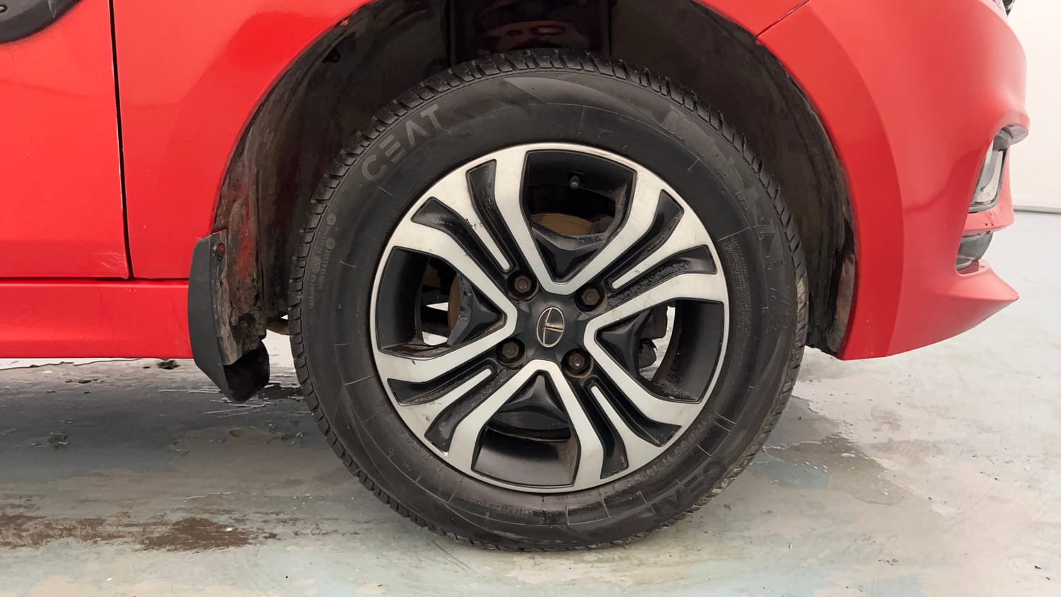 Used 2022 Tata Tiago XZ Plus CNG Cng Manual tyres RIGHT FRONT TYRE RIM VIEW