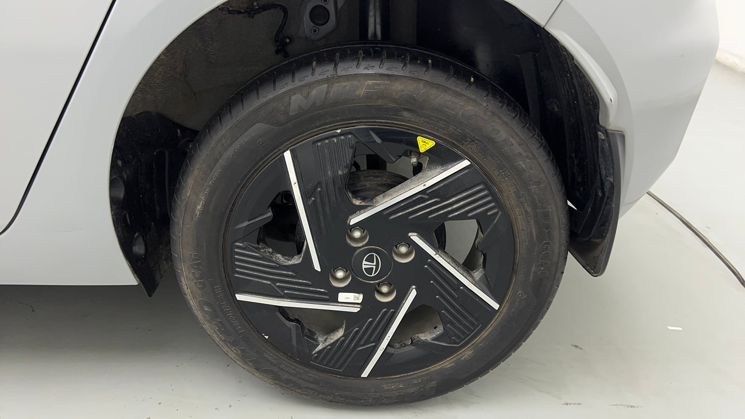 Used 2025 Tata Altroz Accomplished Plus S Petrol 6DCT Petrol Automatic tyres LEFT REAR TYRE RIM VIEW