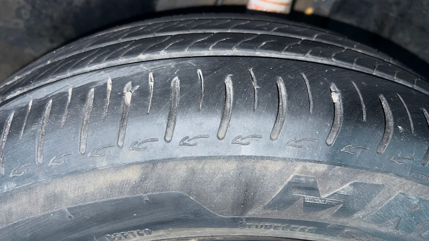 Used 2025 Tata Altroz Accomplished Plus S Petrol 6DCT Petrol Automatic tyres LEFT FRONT TYRE TREAD VIEW