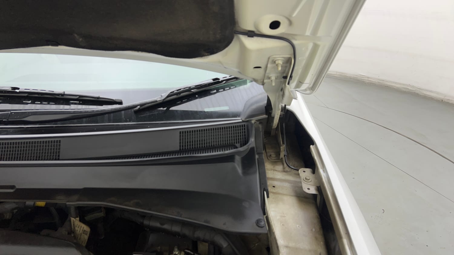 Used 2021 Jeep Compass Limited (O) 2.0 Diesel Diesel Manual engine ENGINE LEFT SIDE HINGE & APRON VIEW