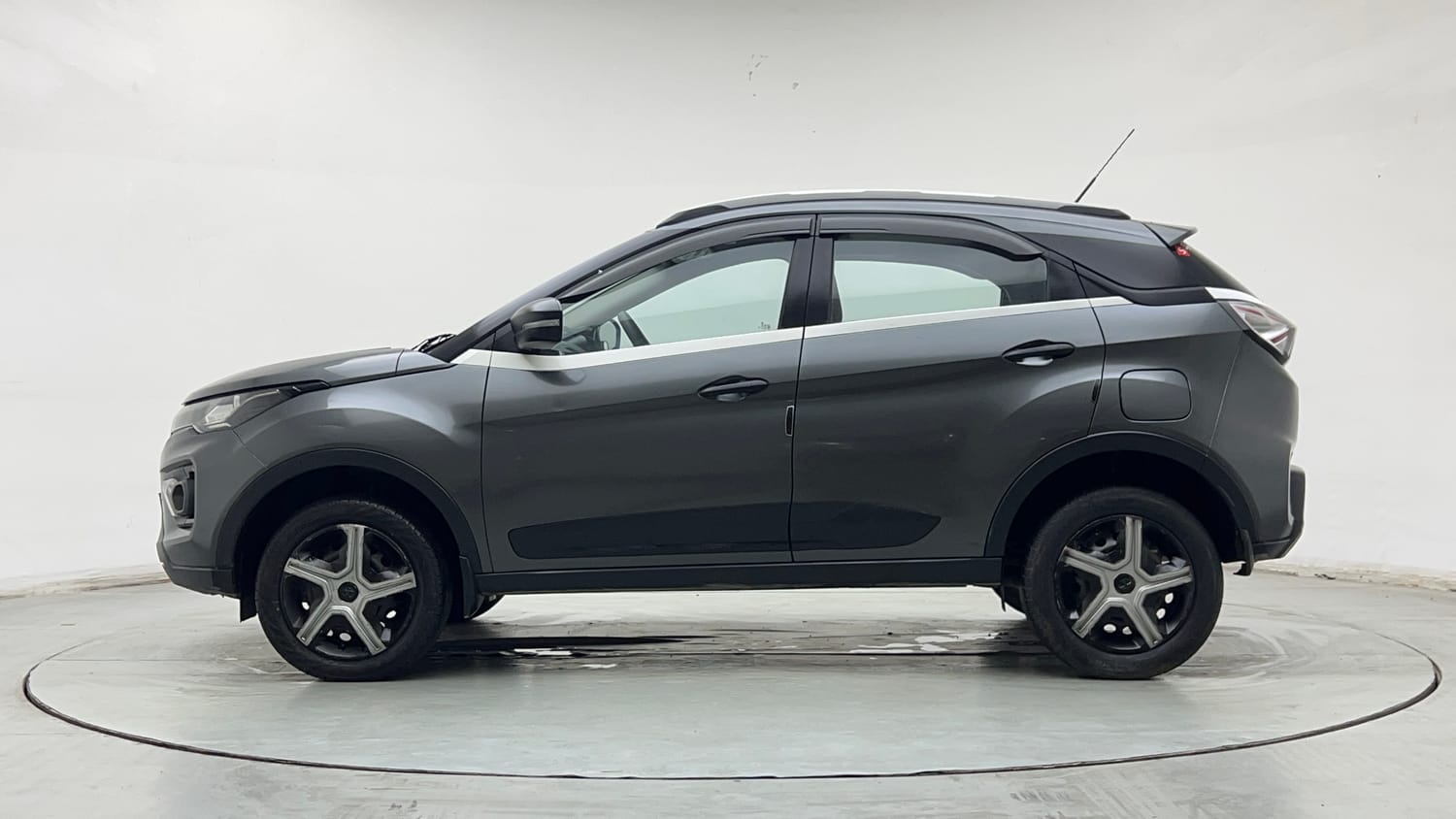 Used 2022 Tata Nexon XM (S) Petrol Manual exterior LEFT SIDE VIEW