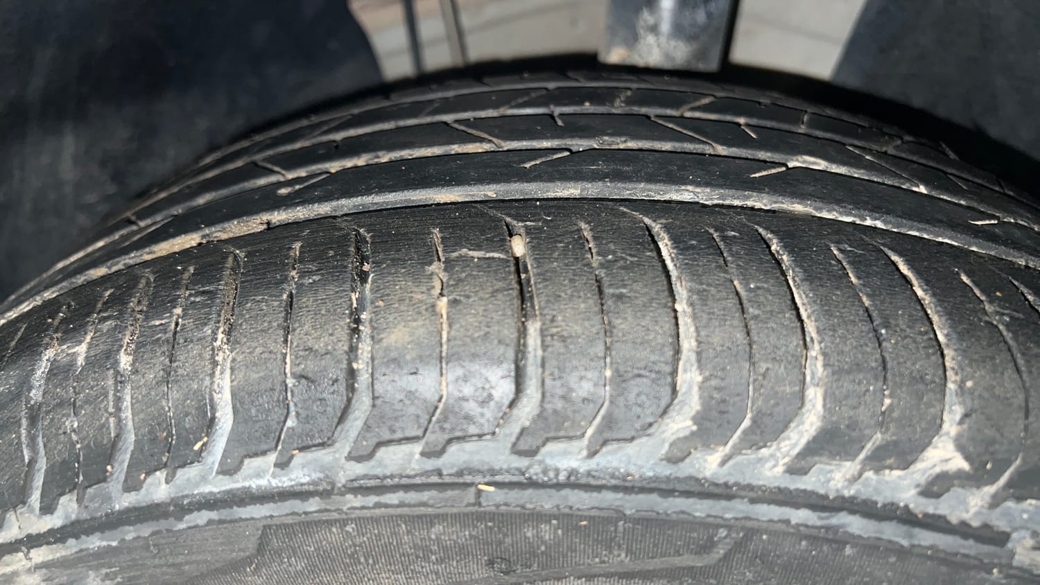 Used 2023 Skoda Slavia Style 1.0L TSI AT Petrol Automatic tyres RIGHT FRONT TYRE TREAD VIEW