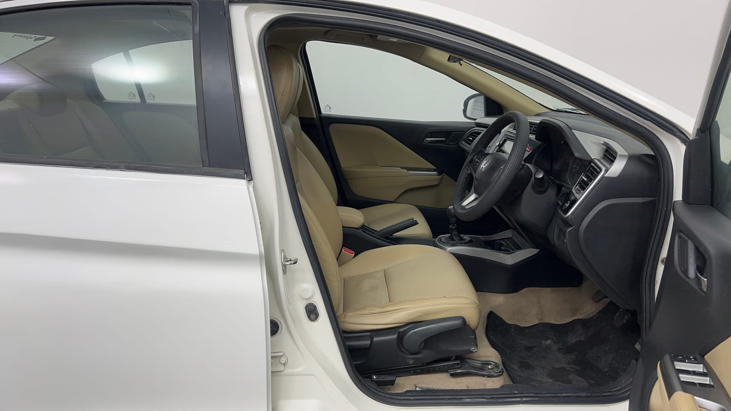Used 2016 Honda City VX Diesel Diesel Manual interior RIGHT SIDE FRONT DOOR CABIN VIEW