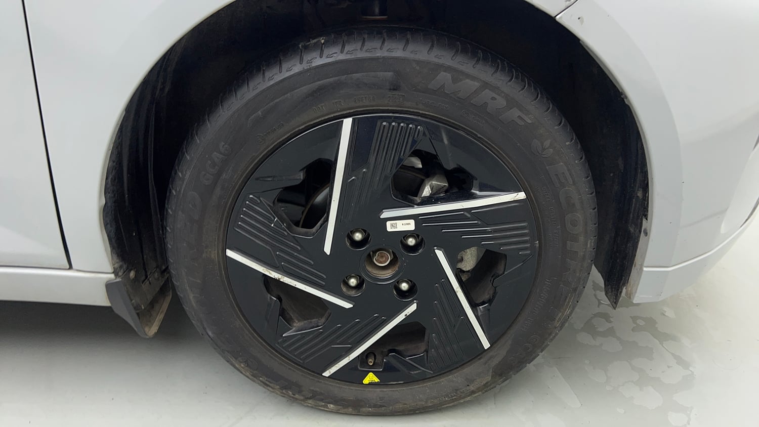 Used 2025 Tata Altroz Accomplished Plus S Petrol 6DCT Petrol Automatic tyres RIGHT FRONT TYRE RIM VIEW