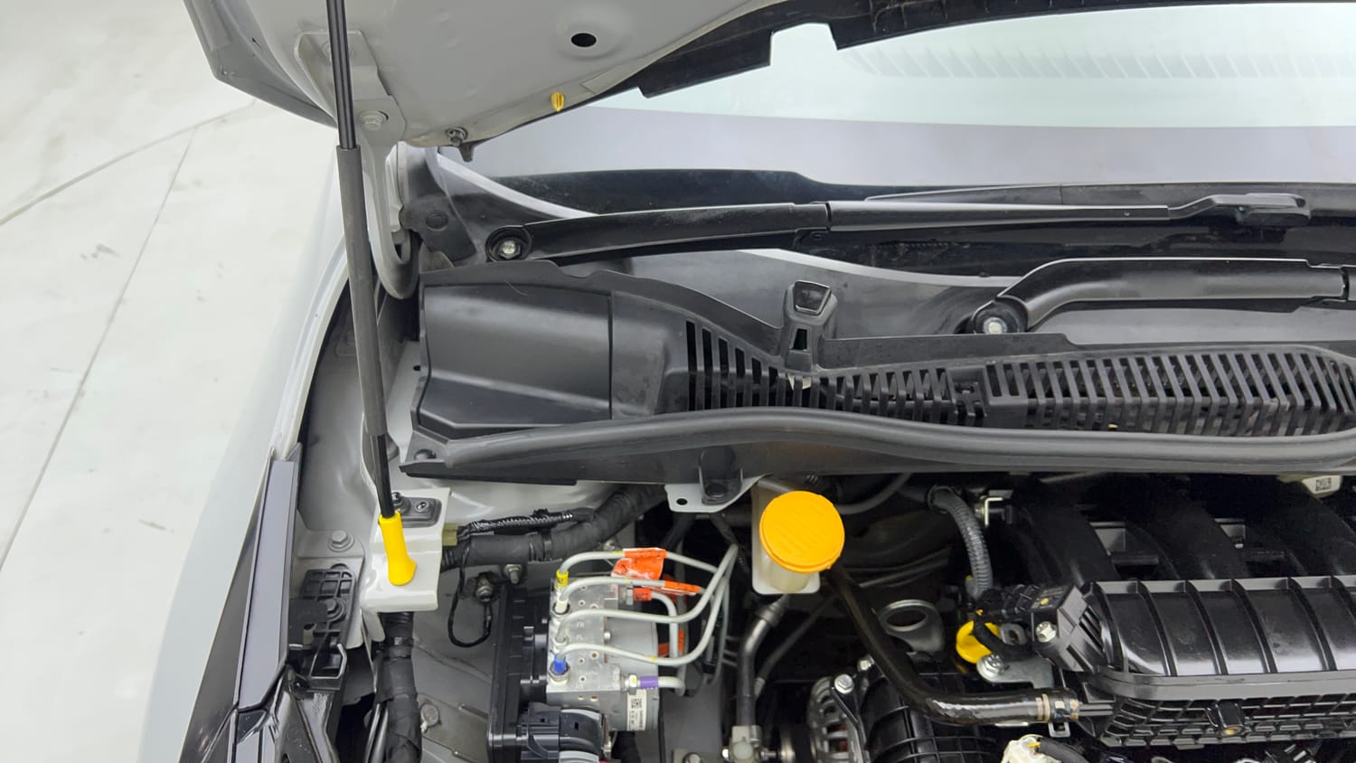 Used 2025 Tata Altroz Accomplished Plus S Petrol 6DCT Petrol Automatic engine ENGINE RIGHT SIDE HINGE & APRON VIEW