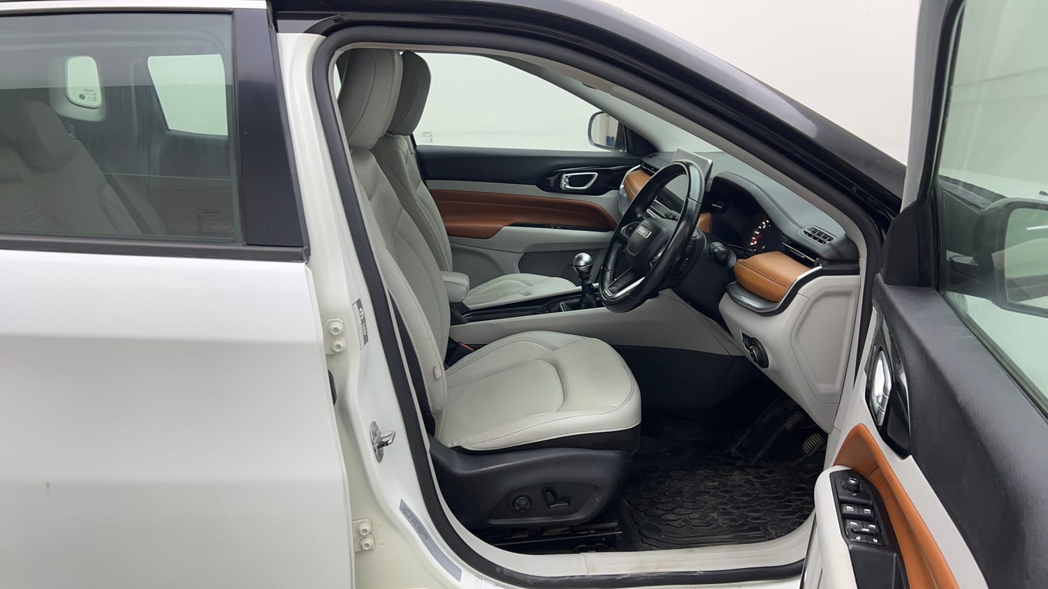 Used 2021 Jeep Compass Limited (O) 2.0 Diesel Diesel Manual interior RIGHT SIDE FRONT DOOR CABIN VIEW