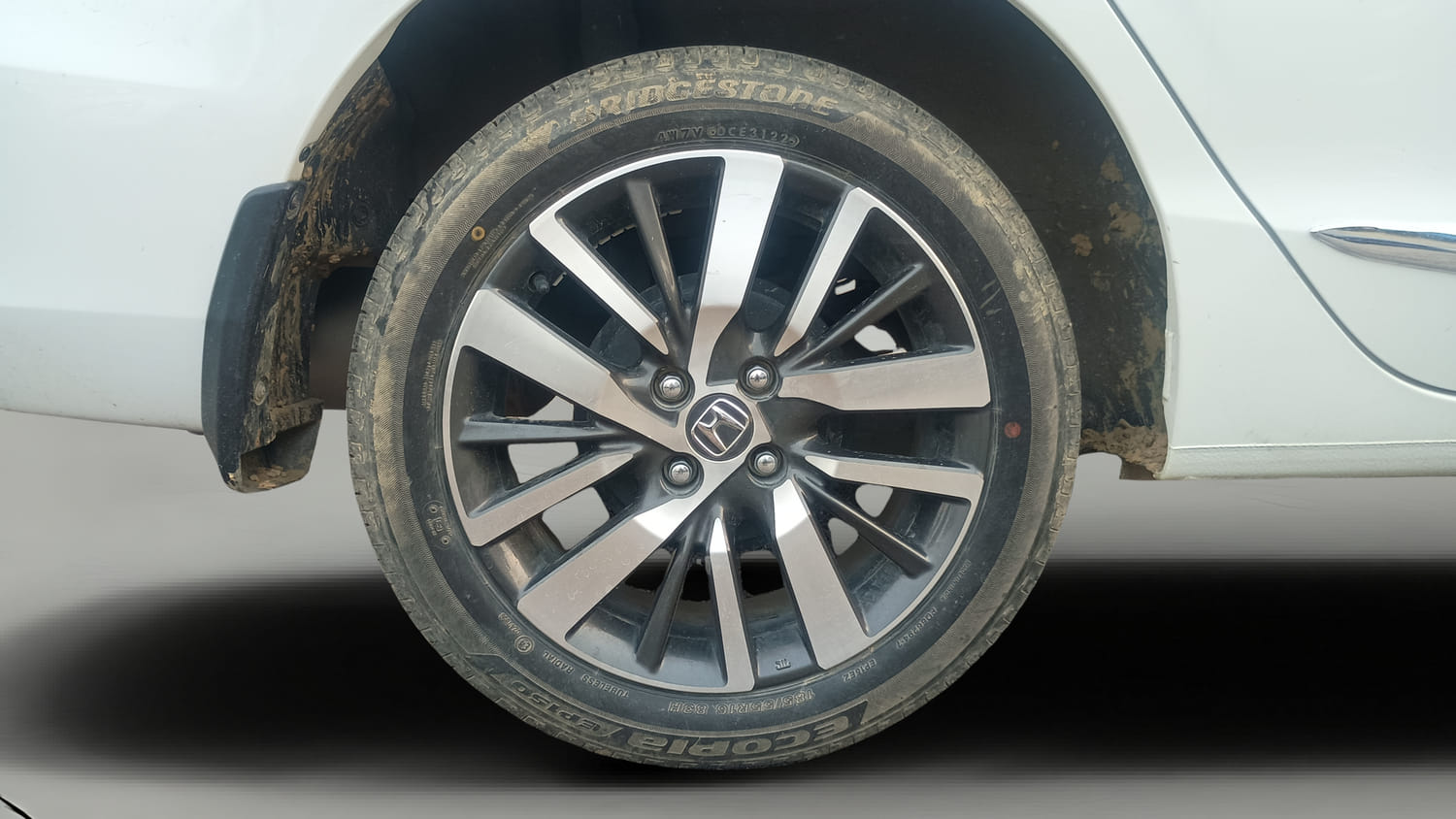 Used 2023 Honda City ZX Petrol Petrol Manual tyres RIGHT REAR TYRE RIM VIEW