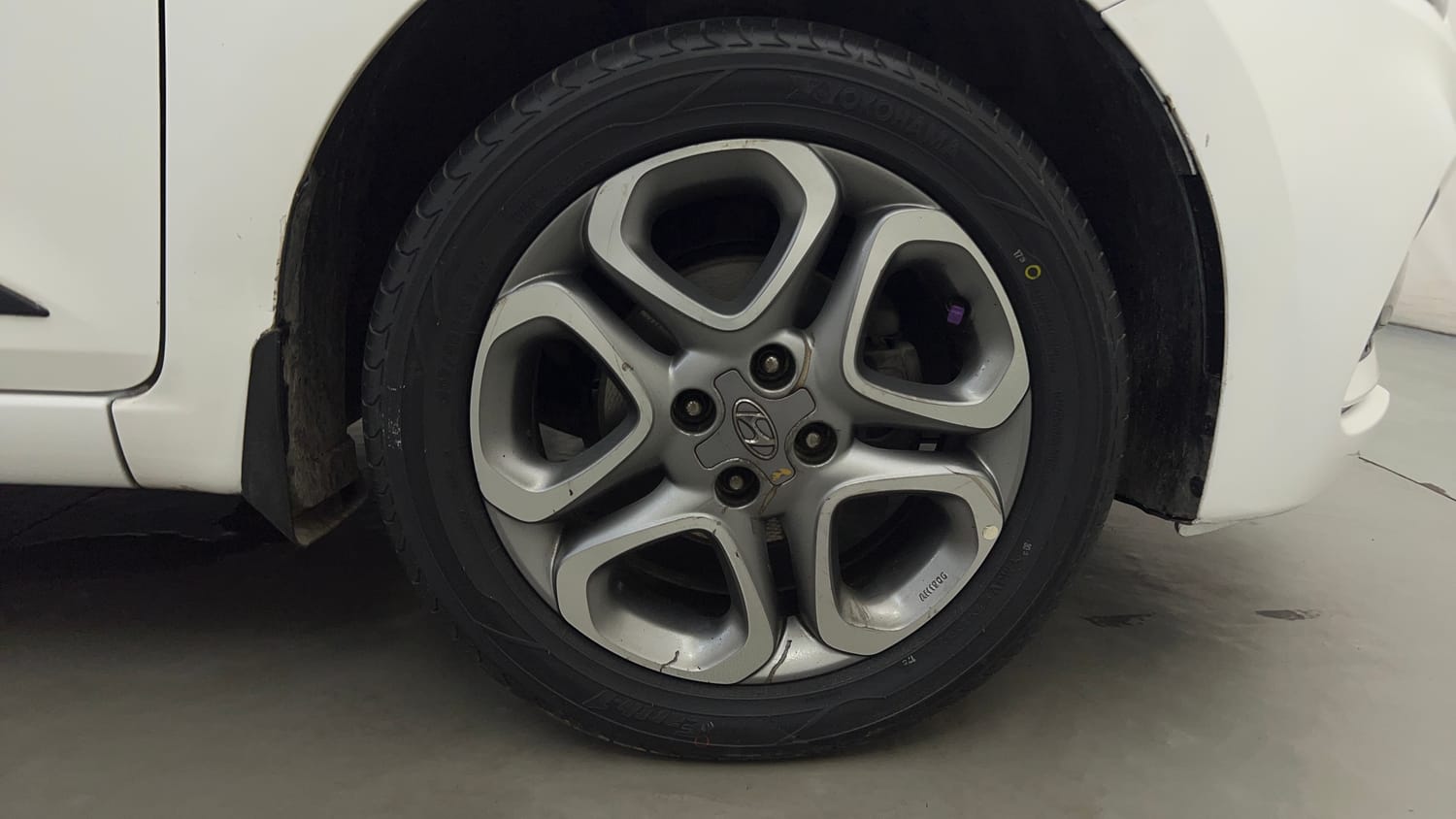 Used 2019 Hyundai Elite i20 Asta 1.2 AT Petrol Automatic tyres RIGHT FRONT TYRE RIM VIEW