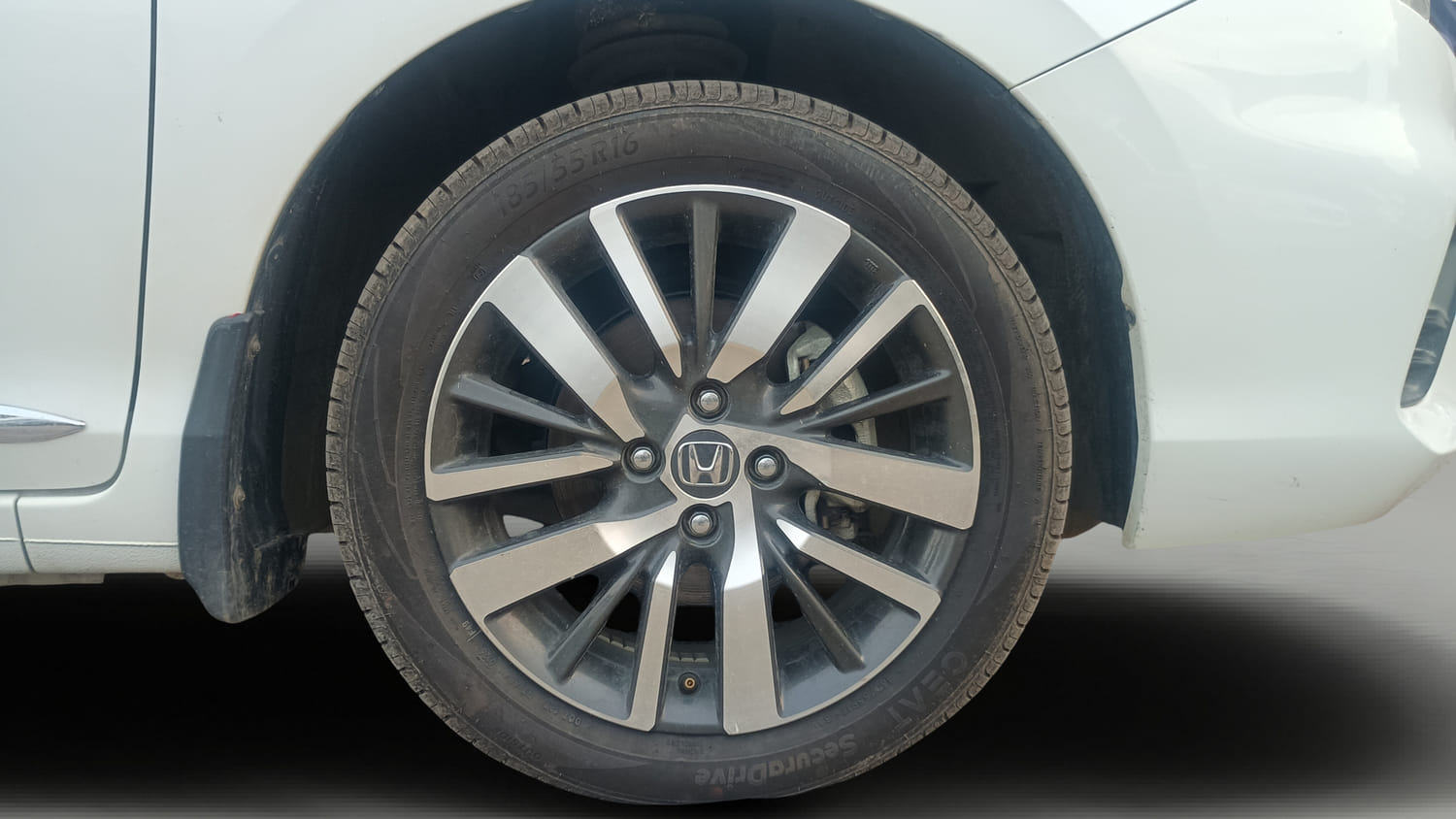 Used 2023 Honda City ZX Petrol Petrol Manual tyres RIGHT FRONT TYRE RIM VIEW