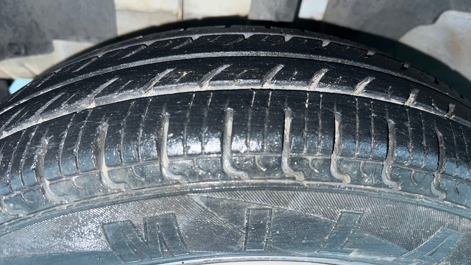 Used 2019 Renault Kwid RXL Petrol Manual tyres LEFT FRONT TYRE TREAD VIEW