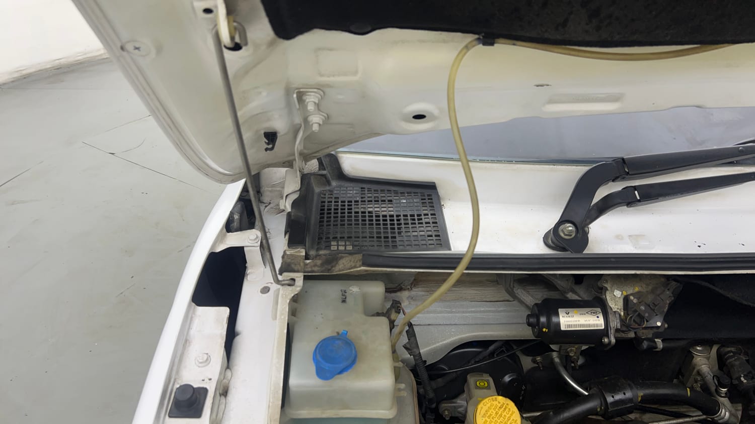 Used 2019 Renault Kwid RXL Petrol Manual engine ENGINE RIGHT SIDE HINGE & APRON VIEW
