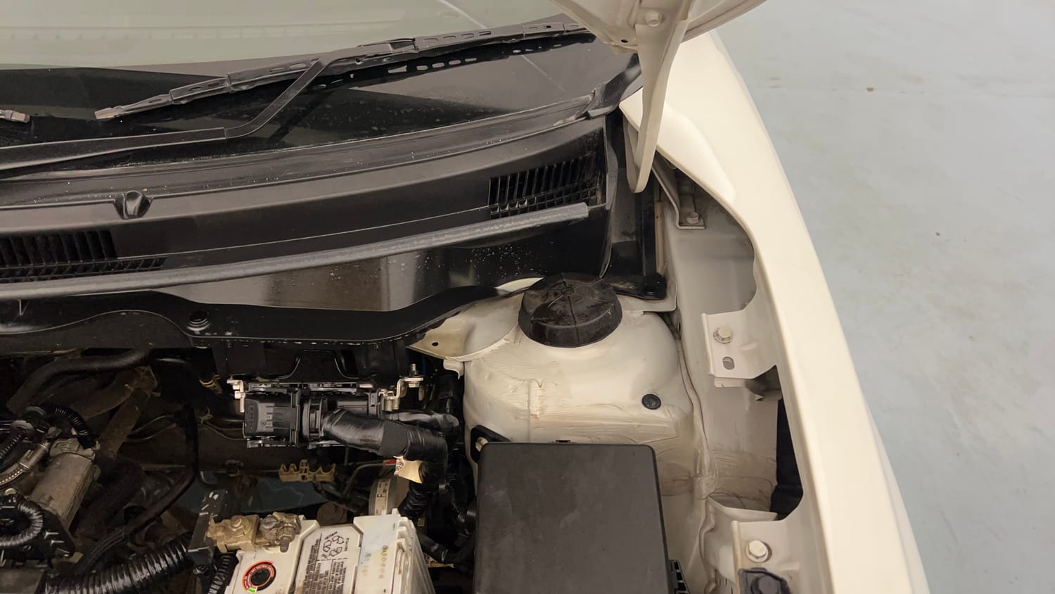 Used 2020 Maruti Suzuki Swift LXi Petrol Manual engine ENGINE LEFT SIDE HINGE & APRON VIEW