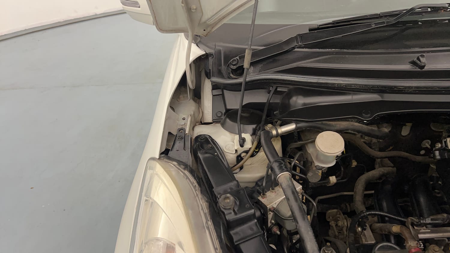 Used 2017 Maruti Suzuki Swift VXI (O) Petrol Manual engine ENGINE RIGHT SIDE HINGE & APRON VIEW
