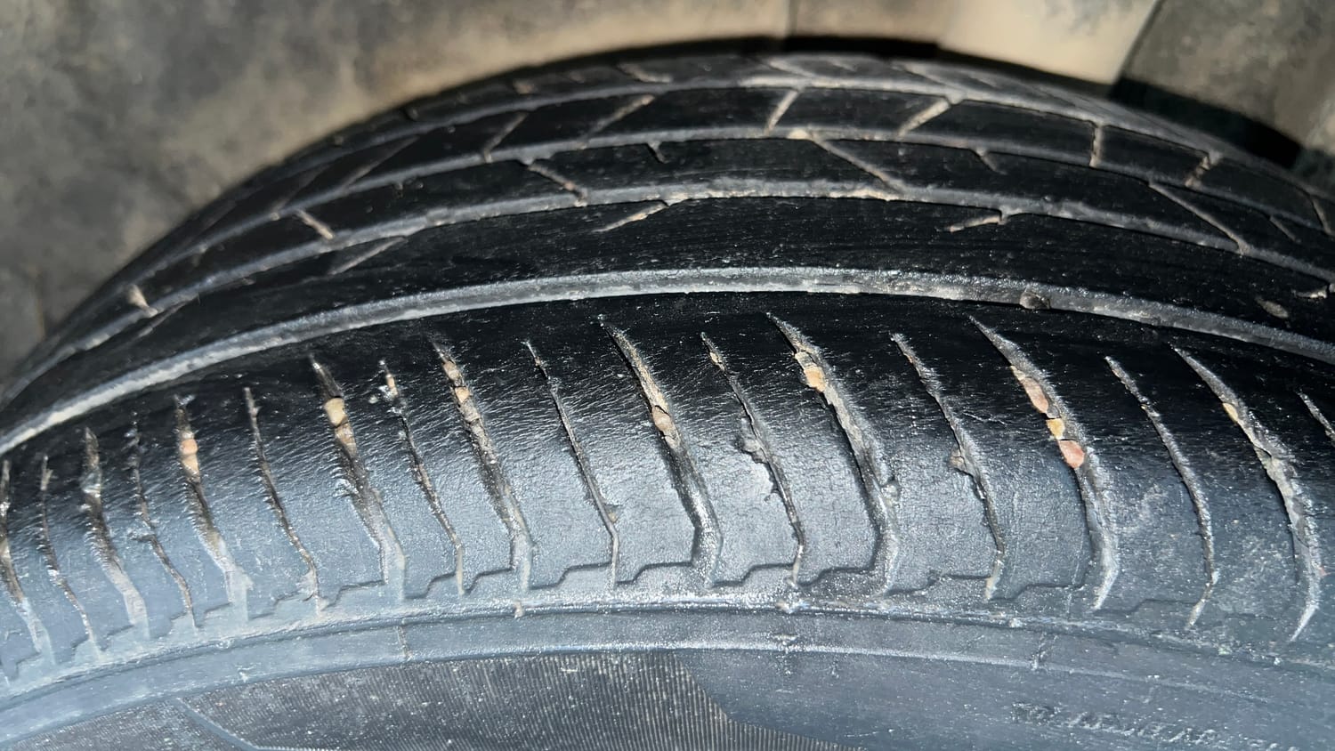 Used 2024 Nissan Magnite XL Petrol Manual tyres LEFT REAR TYRE TREAD VIEW