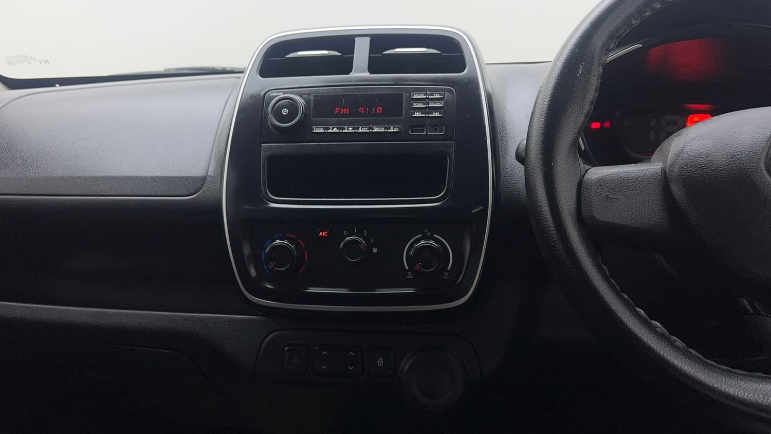 Used 2019 Renault Kwid RXL Petrol Manual interior MUSIC SYSTEM & AC CONTROL VIEW