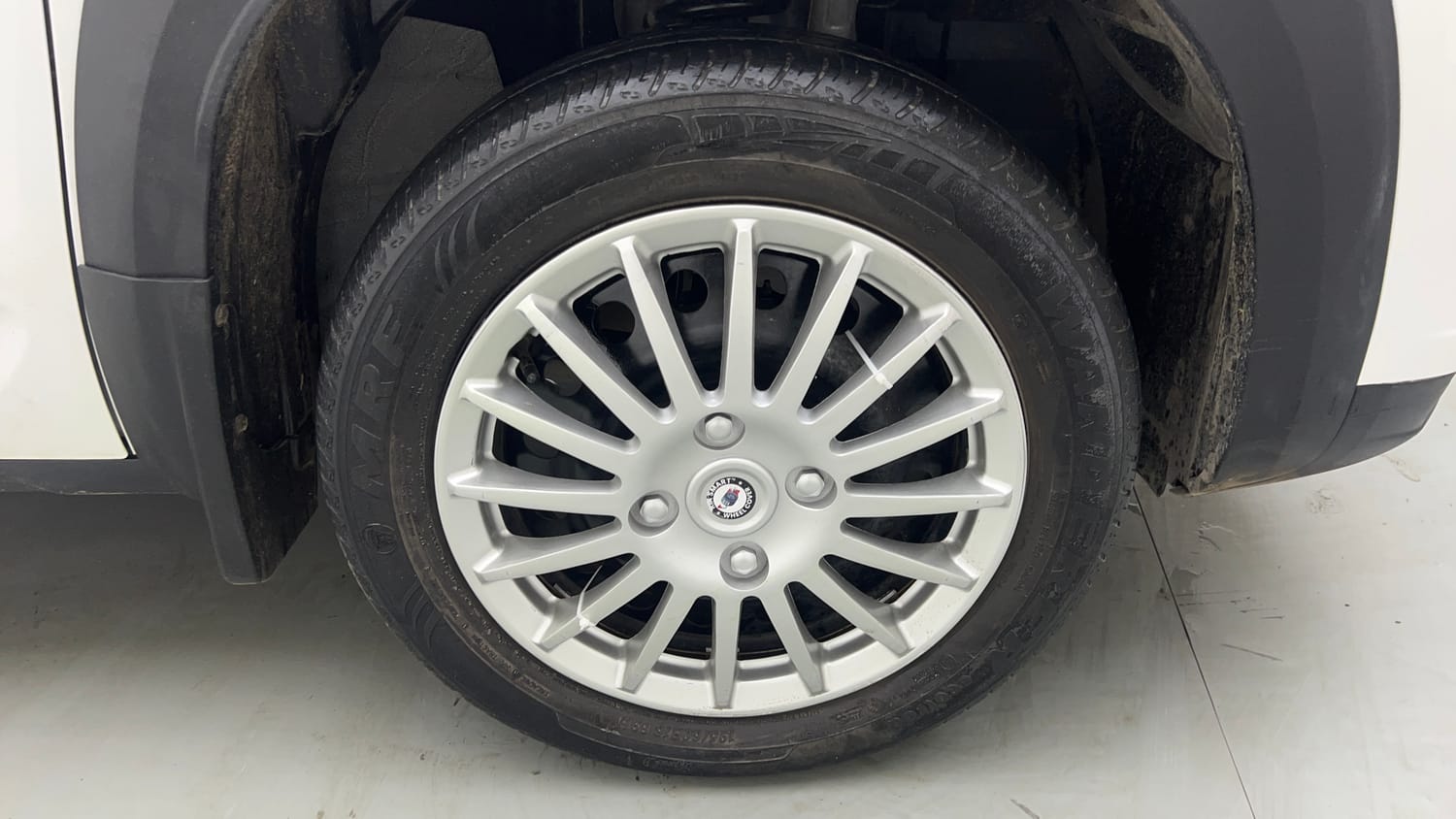 Used 2025 Renault Kiger RXE Petrol Manual tyres RIGHT FRONT TYRE RIM VIEW