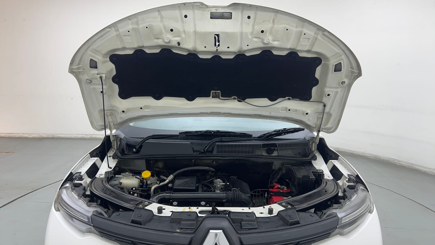Used 2025 Renault Kiger RXE Petrol Manual engine ENGINE & BONNET OPEN FRONT VIEW