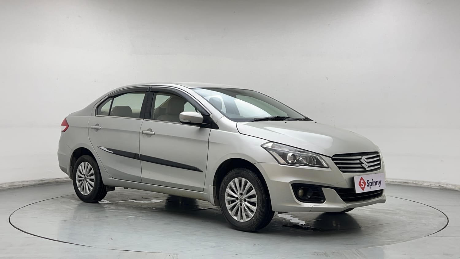 Used 2018 Maruti Suzuki Ciaz Sigma 1.4 MT Petrol Manual exterior RIGHT FRONT CORNER VIEW